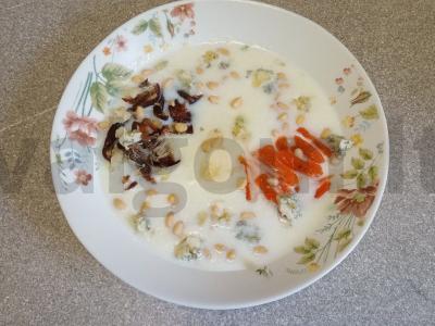 Manų košė su džiovintomis abrikosais, datulėmis ir dorblu sūriu Žingsnis 7