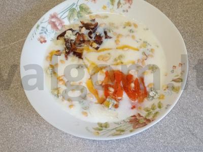 Manų košė su džiovintomis abrikosais, datulėmis ir dorblu sūriu pagrindine nuotrauka