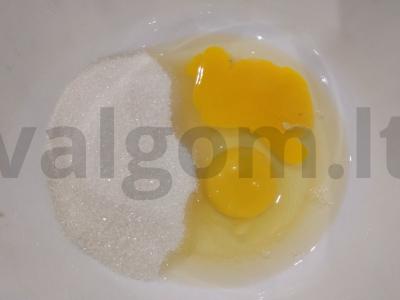 Skanus vyšnių pyragas su kondensuotu pienu ir rūgpieniu Žingsnis 1