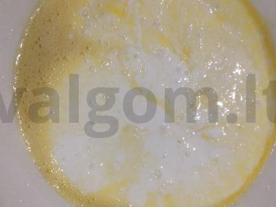 Skanus vyšnių pyragas su kondensuotu pienu ir rūgpieniu Žingsnis 2