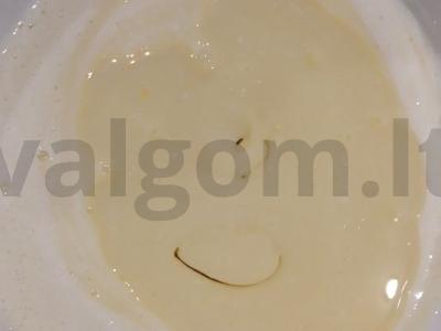 Skanus vyšnių pyragas su kondensuotu pienu ir rūgpieniu Žingsnis 4