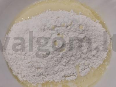 Skanus vyšnių pyragas su kondensuotu pienu ir rūgpieniu Žingsnis 5