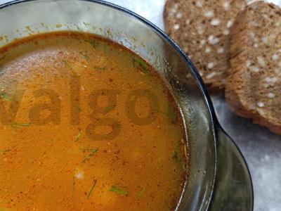 Turkiškas raudonos lęšio sriuba pagrindine nuotrauka