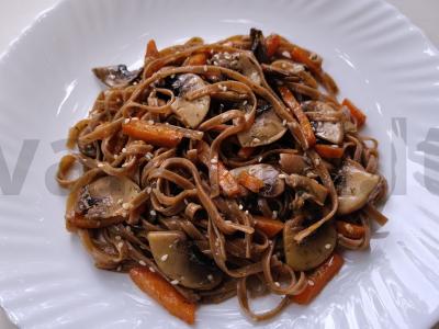 Grikių makaronai su morkomis ir pievagrybiais pagrindine nuotrauka