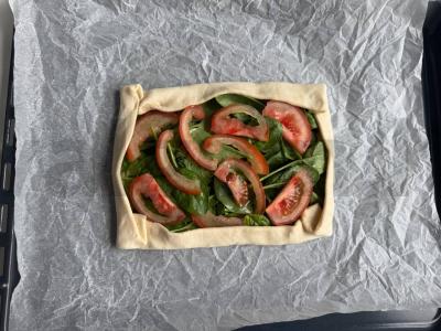 Sluoksniuotas pyragas su pomidorais, špinatais ir užpilu Žingsnis 2