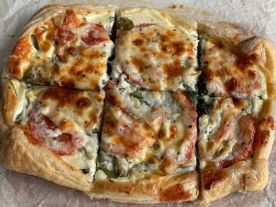 Sluoksniuotas pyragas su pomidorais, špinatais ir užpilu pagrindine nuotrauka