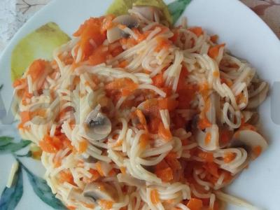 Nudelių patiekalas su sojų padažu pagrindine nuotrauka