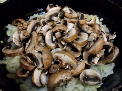 Šampinjonai grietinėje keptuvėje Žingsnis 3