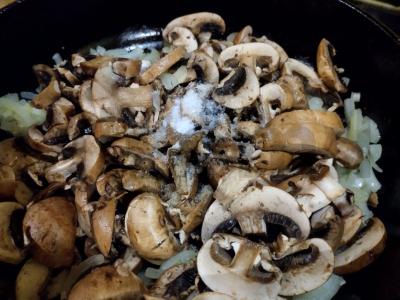 Šampinjonai grietinėje keptuvėje Žingsnis 4