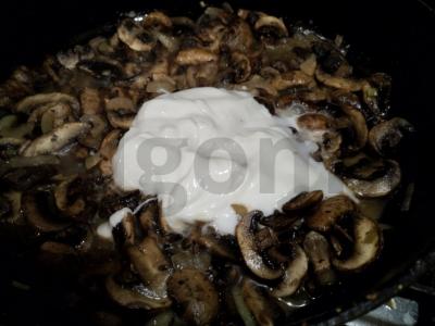 Šampinjonai grietinėje keptuvėje Žingsnis 5