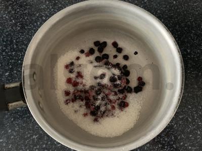 Mėlynių, spanguolių ir citrinos limonadas Žingsnis 1