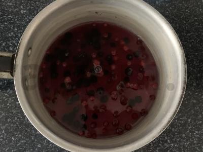 Mėlynių, spanguolių ir citrinos limonadas Žingsnis 2