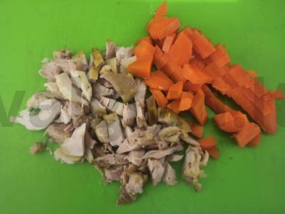 Rulonas su varške, rūkytomis vištienos krūtinėlėmis ir virtomis morkomis Žingsnis 2