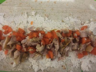 Rulonas su varške, rūkytomis vištienos krūtinėlėmis ir virtomis morkomis Žingsnis 4