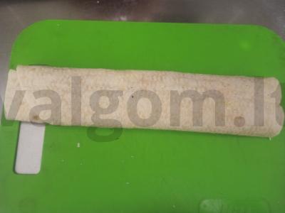 Rulonas su varške, rūkytomis vištienos krūtinėlėmis ir virtomis morkomis Žingsnis 5