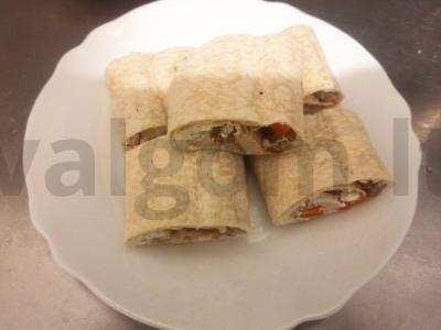 Rulonas su varške, rūkytomis vištienos krūtinėlėmis ir virtomis morkomis pagrindine nuotrauka