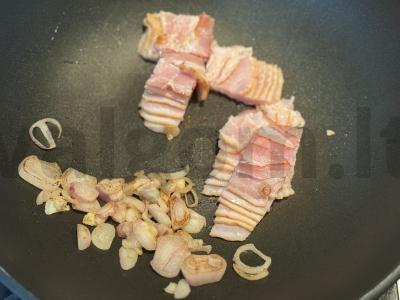 Bespalvė makaronai su bekonu Žingsnis 1