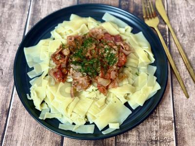 Bespalvė makaronai su bekonu pagrindine nuotrauka