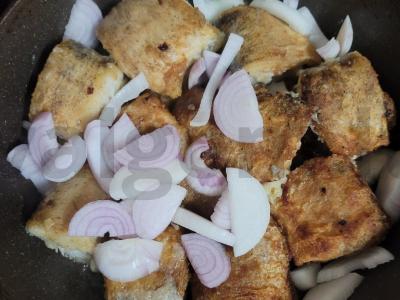 Kepta lydeka ant svogūnų pagalvėlės Žingsnis 5