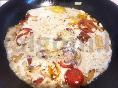 Makaronai su grietinėlės ir žemės riešutų padažu bei pomidorais Žingsnis 4