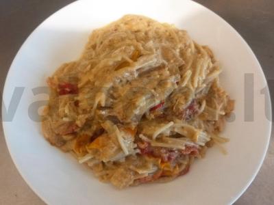 Makaronai su grietinėlės ir žemės riešutų padažu bei pomidorais pagrindine nuotrauka