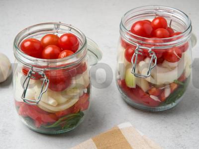 Marinuoti vyšniniai pomidorai su svogūnais Žingsnis 2