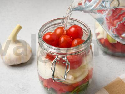 Marinuoti vyšniniai pomidorai su svogūnais Žingsnis 3
