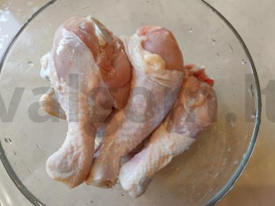 Kepti vištienos blauzdos su daržovėmis Žingsnis 1