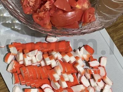 Salotas su krabų lazdelėmis, pomidoru ir prieskoniais Žingsnis 1