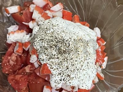 Salotas su krabų lazdelėmis, pomidoru ir prieskoniais Žingsnis 2