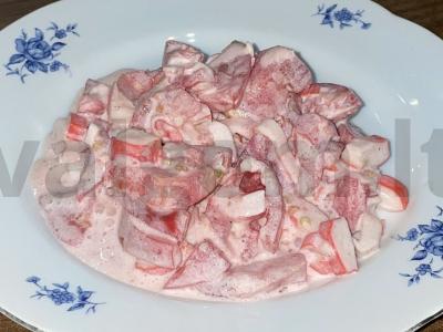 Salotas su krabų lazdelėmis, pomidoru ir prieskoniais pagrindine nuotrauka