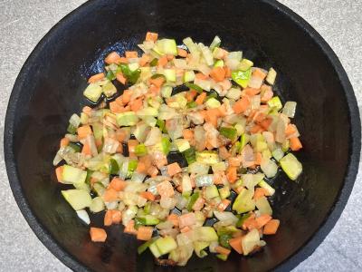 Spagečiai su troškintomis daržovėmis ir naminiu faršu Žingsnis 1