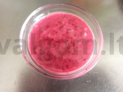 Desertas su šviežiais avietėmis ir grietine pagrindine nuotrauka