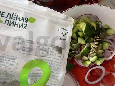 Daržovių salotos su moliūgų sėklomis Žingsnis 4