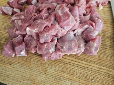 Švelnus kalakutienos guliašas su pomidorų pasta ir česnaku Žingsnis 2