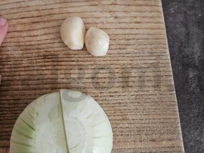 Švelnus kalakutienos guliašas su pomidorų pasta ir česnaku Žingsnis 3