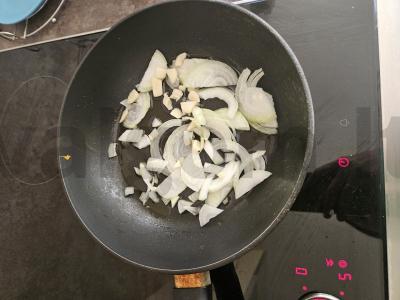 Švelnus kalakutienos guliašas su pomidorų pasta ir česnaku Žingsnis 4