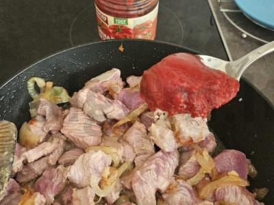 Švelnus kalakutienos guliašas su pomidorų pasta ir česnaku Žingsnis 6