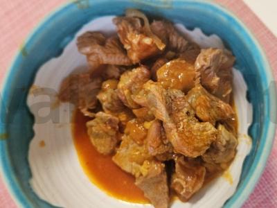 Švelnus kalakutienos guliašas su pomidorų pasta ir česnaku pagrindine nuotrauka