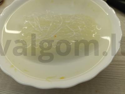 Funchosa su daržovėmis ir sojų padažu Žingsnis 1