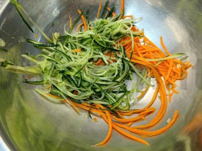 Funchosa su daržovėmis ir sojų padažu Žingsnis 2