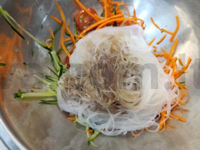 Funchosa su daržovėmis ir sojų padažu Žingsnis 4