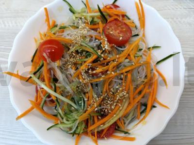 Funchosa su daržovėmis ir sojų padažu pagrindine nuotrauka