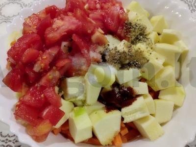 Kiauliena su bulvėmis ir daržovėmis puoduose Žingsnis 1