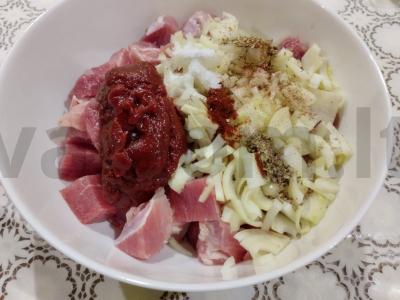 Kiauliena su bulvėmis ir daržovėmis puoduose Žingsnis 2