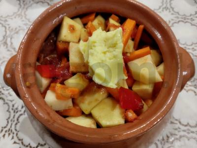 Kiauliena su bulvėmis ir daržovėmis puoduose Žingsnis 3