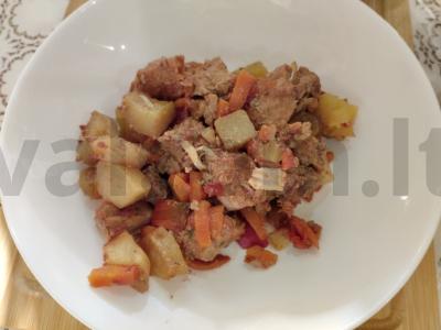 Kiauliena su bulvėmis ir daržovėmis puoduose pagrindine nuotrauka