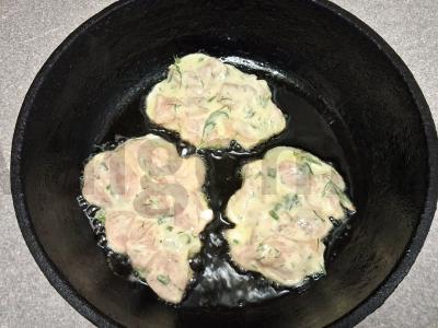 Vištienos krūtinėlės blynai su marinuotais svogūnais Žingsnis 8