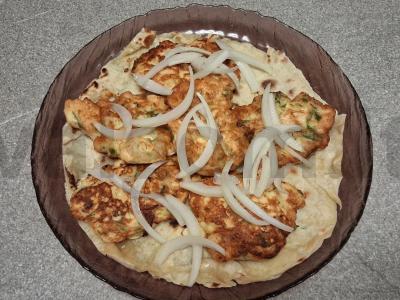 Vištienos krūtinėlės blynai su marinuotais svogūnais pagrindine nuotrauka