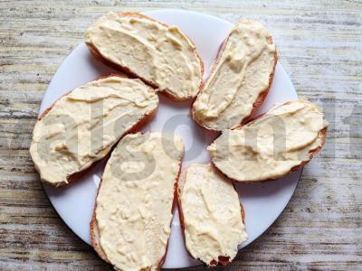 Sumuštiniai su šprotų, agurku ir karčiuoju prieskoniu Žingsnis 3